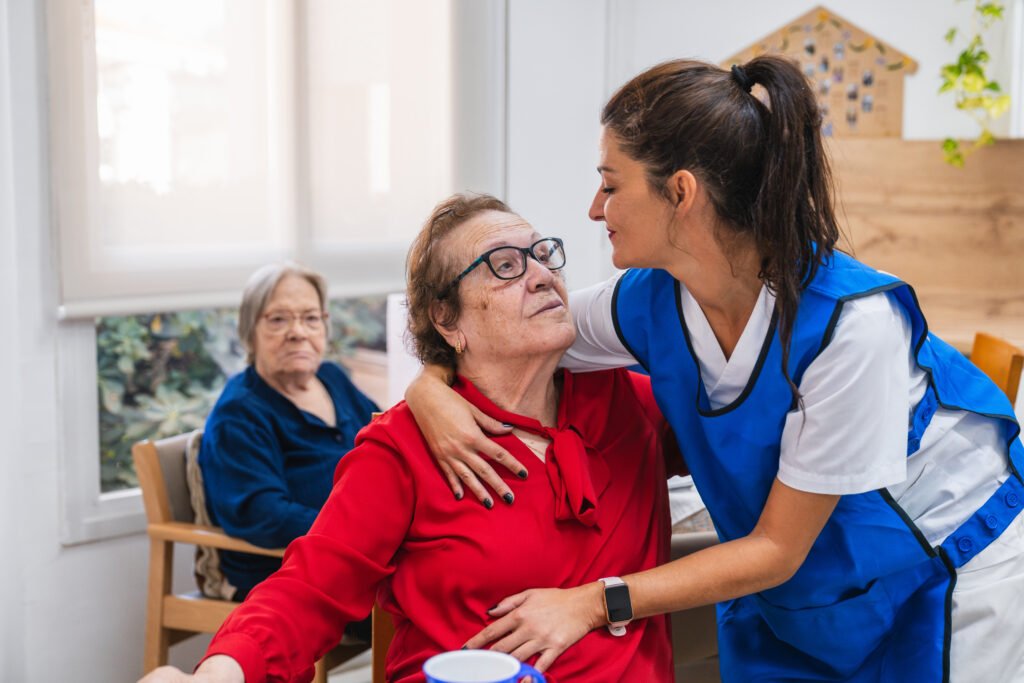 Alltagsbegleitung in Bochum durch eine Betreuungskraft bei der Unterstützung einer Seniorin